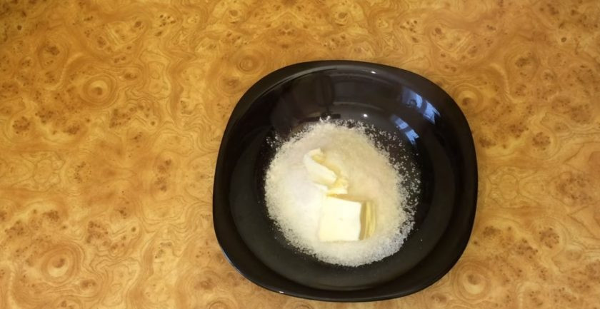 1. Этап. Булочки к чаю сдобные: 8. Приготовьте крошку: муку смешайте с сахаром, нарезанным сливочным маслом и разотрите в крошку. Смажьте булочки взбитым с водой яйцом и обильно посыпьте крошкой.