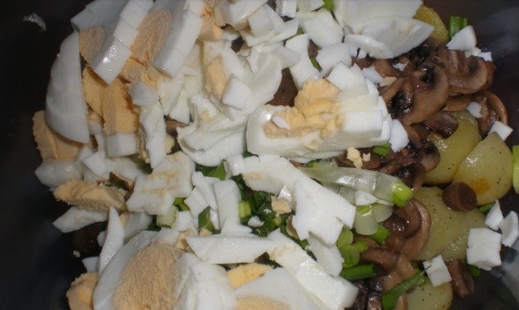 1. Этап. Салат картофельный с грибами: Яйца заранее отварите вкрутую. Нарежьте их вместе с огурчиками, добавьте к салату.