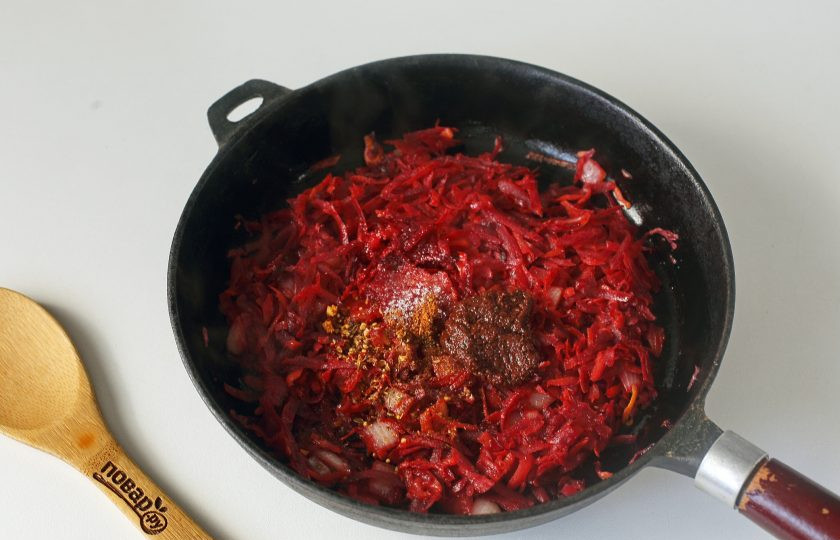 1. Этап. Борщ с аджикой: Когда свекла будет готова, добавьте сахар, аджику и специи.