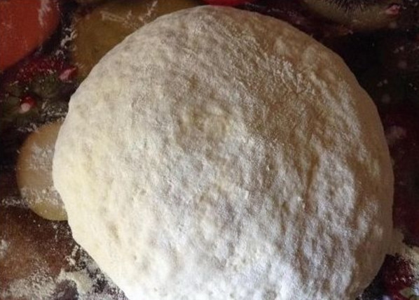 1. Этап. Пирожки жареные (на кефире): 5. Замесите тесто, оно получается очень мягкое и живое. Переложите его в миску и накройте полотенцем, оставьте на время приготовления начинки.