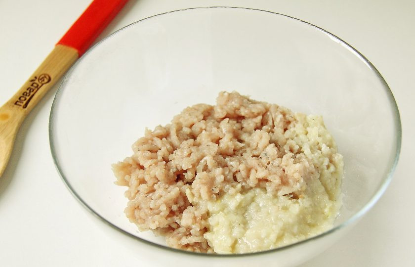 1. Этап. Котлеты из щуки с творогом: Щуку почистите, удалите внутренности, отрежьте голову, хвост и срежьте плавники. Промойте и удалите позвоночник с прилегающими крупными костями, нам понадобится только филе. Пропустите готовое филе через мясорубку дважды, чтобы полностью измельчить все мелкие косточки. Кожу я не удаляю, измельчаю фарш вместе с ней. Следом измельчите одну головку лука. Переложите фарш в глубокую миску.