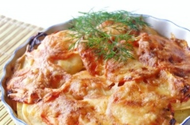 1. Этап. Картофельная запеканка с помидорами и сыром: Запекаем в разогретой до 190 градусов духовке до готовности картофеля.