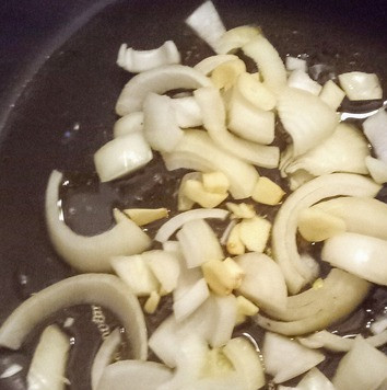 1. Этап. Ливанская мусака с чесночным соусом: В глубокой ёмкости на среднем огне разогреть 4 столовых ложки масла, добавить чеснок и лук. Томить на медленном огне 15 минут.