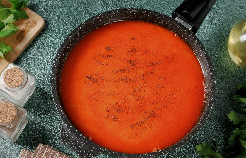 1. Этап. Подлива классическая: Тонкой струйкой влейте кипяток, постоянно перемешивая содержимое сковороды. Количество воды зависит от желаемого количества подливы. Добавьте соль и специи по вкусу.