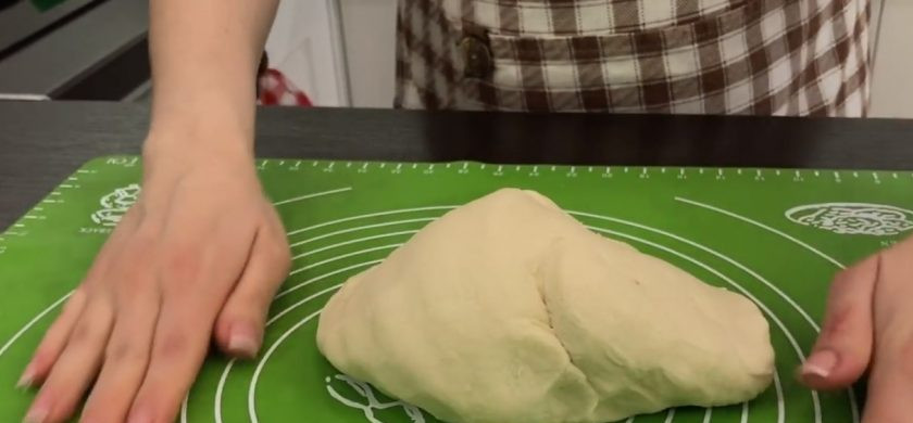 1. Этап. Вареники с мясом на заварном тесте: 3. Выньте тесто из холодильника, слегка подмесите на столе и раскатайте в пласт толщиной 5-7 мм. Вырежьте из теста круги диаметром 8-10 см.