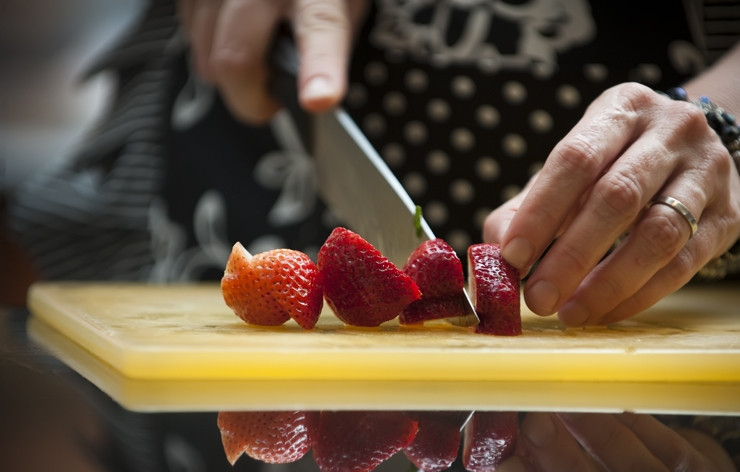 1. Этап. Курица с клубникой: 3. Клубнику промойте, очистите от плодоножек и порежьте пополам или на три части.