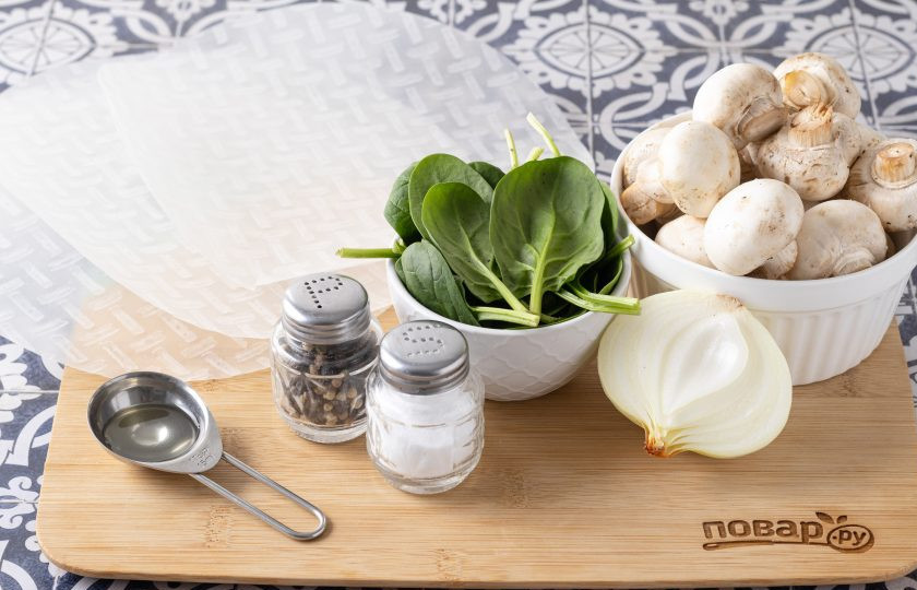 1. Этап. Блины из рисовой бумаги с шампиньонами: Подготовьте все ингредиенты.