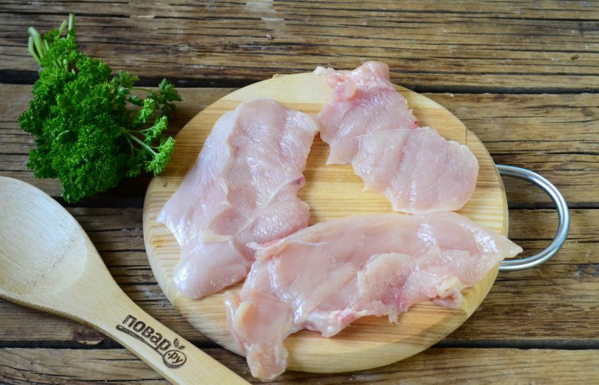 1. Этап. Чипсы из куриного филе: Куриную грудку порежьте на максимально тонкие пластины, в этом лучшим вашим помощником станет очень острый нож.