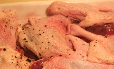 1. Этап. Утка, тушенная с черносливом: Тем временем посолим и поперчим куски утки.