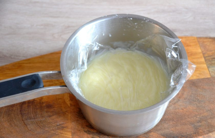 1. Этап. Яблочный пирог Восторг: Накройте заварной крем пленкой 