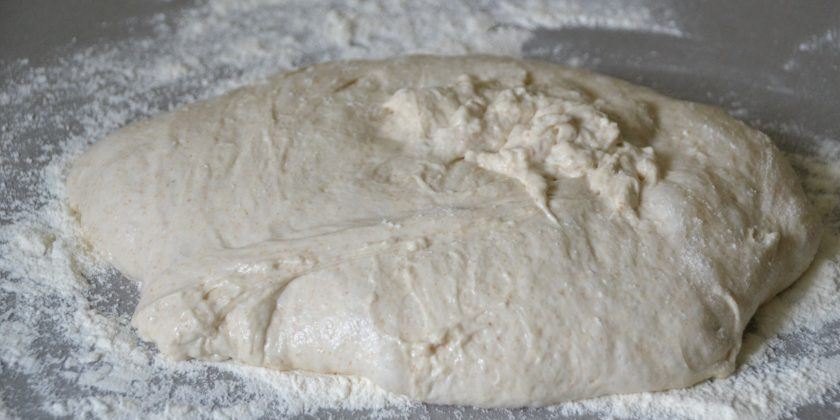 1. Этап. Шотис пури: Присыпьте рабочую поверхность стола мукой, выложите тесто.