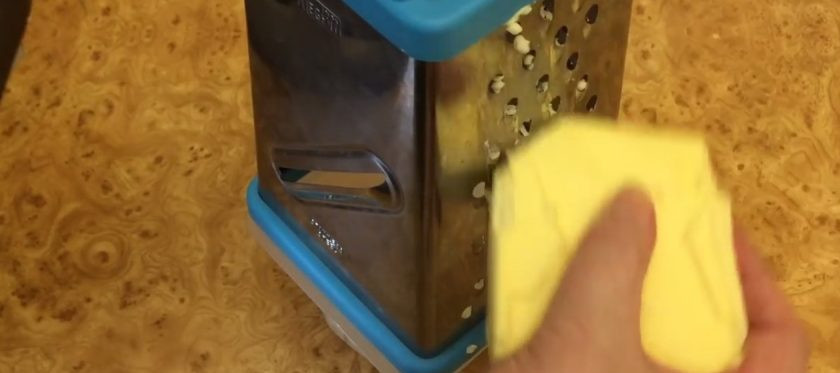 1. Этап. Булочки Бриошь на закваске: 3. Тесто накройте и оставьте отдыхать. Замороженное сливочное масло натрите на крупной терке и поставьте в морозилку на 15 минут. Небольшими кусочками добавьте натертое масло в тесто, постоянно вымешивая его.