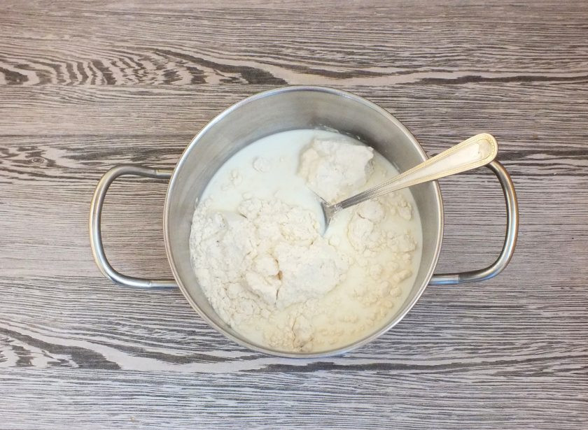 1. Этап. Торт Муравейник без сметаны: Приготовьте крем. В кастрюлю налейте 2 ст. молока, добавьте 100 грамм сахара и 140 грамм муки. Хорошо перемешайте, чтобы не было комочков. Поставьте на огонь чуть ниже среднего и постоянно помешивайте. Варите до густого состояния.