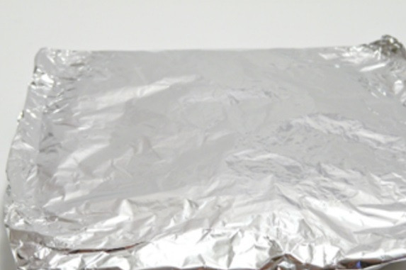 1. Этап. Печенье Пряные звезды: Тесто закройте фольгой. Уберите его на 30 минут в холодильник.