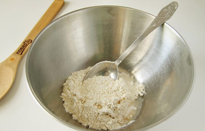 1. Этап. Диетические чебуреки: Насыпьте в глубокую миску 4 ст. ложки муки, добавьте 0,5 ч. ложки соли и масло.