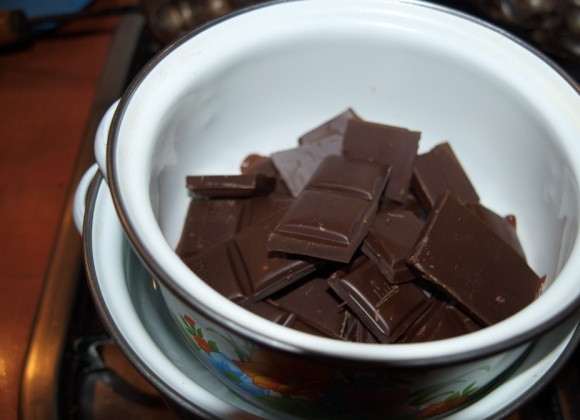 1. Этап. Печенье Грибочки в формочке: Пока грибы остывают, подготовьте глазурь. На водяной бане растопите шоколад.