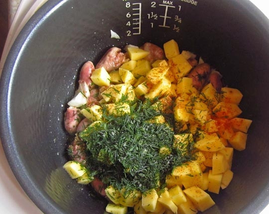 1. Этап. Куриные сердечки с картошкой: 3. Добавьте по вкусу соль, специи, зелень. Перемешайте все аккуратно. При желании налейте чуточку воды или добавьте ложку сметаны, например. Включите режим 