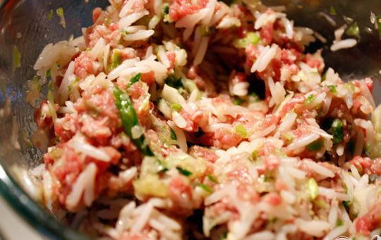 1. Этап. Фаршированные кабачки: 4. Теперь сюда надо добавить перец, соль и отваренный до полуготовности рис. Все перемешиваем до однородной массы.