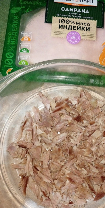 1. Этап. Сытный и ходовой салат с ветчиной: Свинину отварить, остудить и порезать мелкими кусочками.