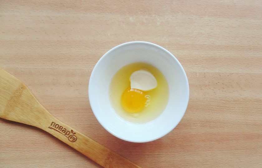 1. Этап. Итальянский салат с фунчозой: Яйцо разбейте в мисочку. Добавьте чайную ложку майонеза и щепотку соли.