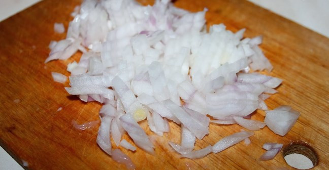 1. Этап. Курица диетическая с грибами: Режем мелко лук.