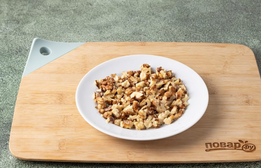 1. Этап. Паштет из чечевицы с морковью: Грецкие орехи подсушите в духовке, затем крупно порубите.