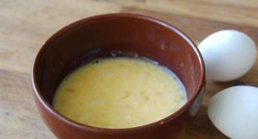 1. Этап. Запеканка из вермишели сладкая: 2. Не усердствуйте во время взбивания яиц, все намного проще! Добавьте к ним соли и сахара. Позже Вы сможете больше подсластить запеканку, однако классический рецепт сладкой запеканки из вермишели без акцента на сахар.