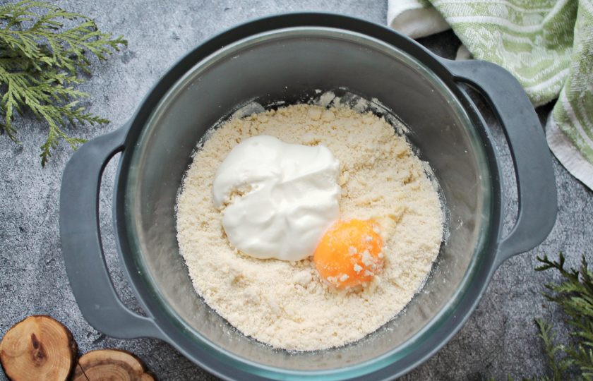 1. Этап. Пирожное Корзиночки с вареной сгущенкой и орехами: Выложите в миску желток и сметану.