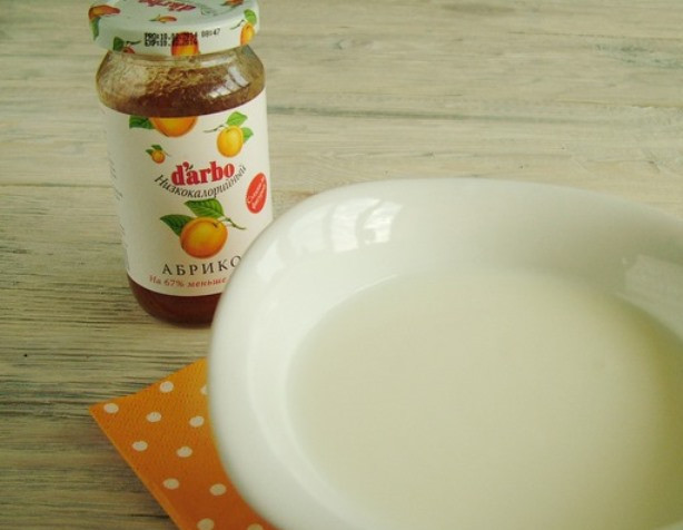 1. Этап. Мороженое из йогурта: Вылейте йогурт в миску.