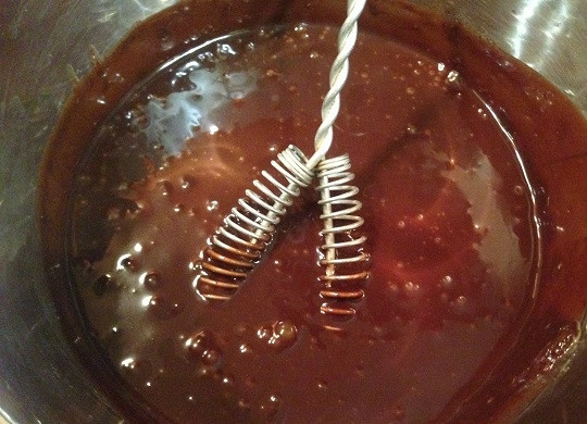 1. Этап. Шоколадная Кармелита: 8. Помешивая, доводим до кипения и растворения сахара и шоколада. Варим на маленьком огне еще минуты 2-3, до загустения.