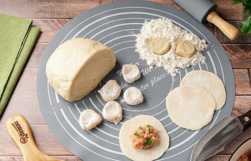 1. Этап. Пельмени с рыбой: Обваляйте кусочки с двух сторон в муке и раскатайте в тонкие лепёшечки. По центру выложите начинку. Можно добавить по маленькому кусочку сливочного масла.