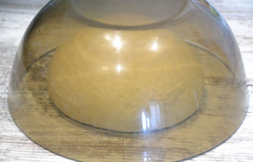 1. Этап. Фокачча от Джейми Оливера: Руками замесите тесто, вымешивайте не менее 10 минут, скатайте в шар, накройте миской на 40 минут.