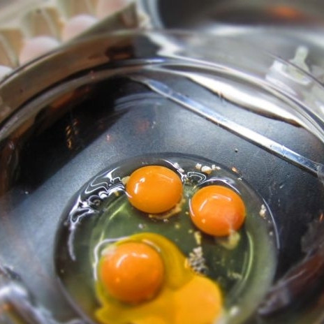 1. Этап. Творожная запеканка с яблоками: Берем емкость, в которой будем замешивать тесто. Разбиваем туда яйца, добавляем соль,сахар и соду.