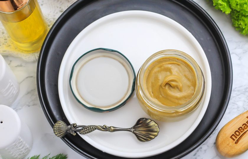 1. Этап. Горчица на сахаре Для сильных духом: Выложите горчицу в баночку или контейнер для пищевых продуктов. Закройте крышкой и оставьте на 4-6 часов для созревания. Можно оставить в холодильнике на сутки.