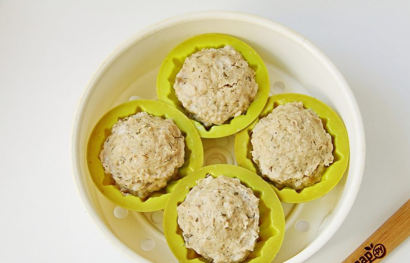 1. Этап. Суфле из индейки в мультиварке: Поставьте формочки в контейнер для варки на пару и готовьте на пару 40 минут. Суфле из индейки в мультиварке готово.