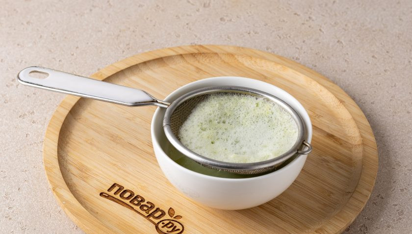 1. Этап. Бразильский лимонад: Процедите получившуюся жидкость через сито.