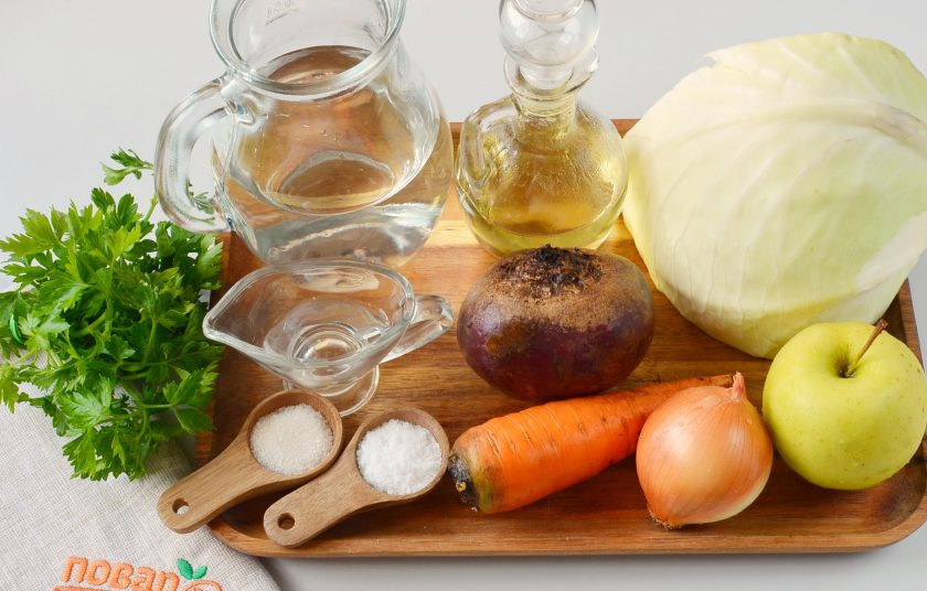 1. Этап. Салат Кремлевский: Подготовьте необходимые ингредиенты, очистите лук, морковь и свеклу. Вымойте капусту и яблоко. Петрушка понадобится только для украшения салата. Приступим!