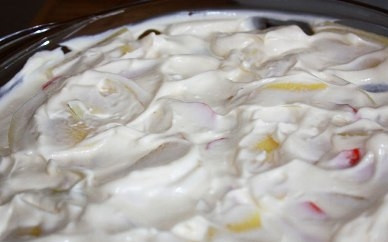 1. Этап. Щука в духовке с картофелем и майонезом: Смешиваем сметану с майонезом, выливаем получившуюся смесь поверх рыбы с картошкой.