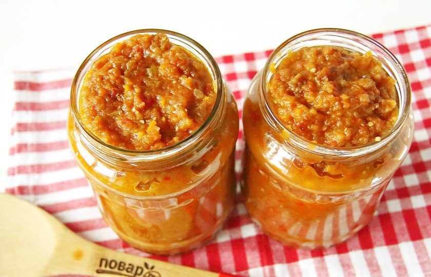 1. Этап. Баклажанная икра с помидорами через мясорубку на зиму: Разложите икру сразу же по стерилизованным банкам. Закатайте, переверните вверх дном, укутайте и оставьте до остывания.