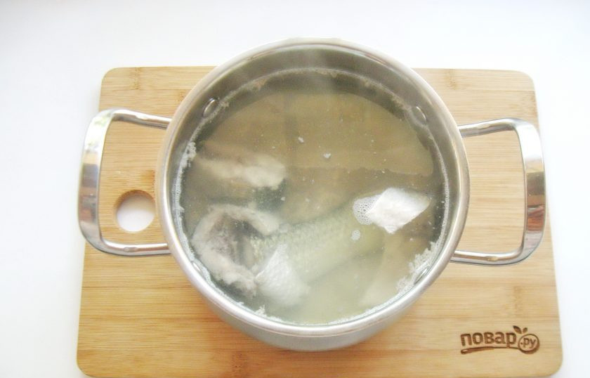 1. Этап. Уха из пеленгаса: На самом медленном огне доведите рыбу с водой до кипения, снимите пену и продолжайте варить 15-20 минут.