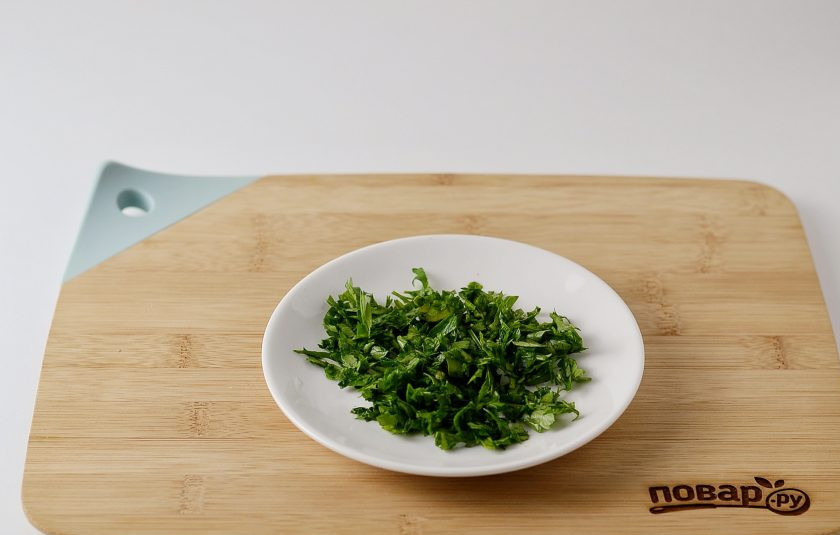 1. Этап. Салат из свежей свеклы: Петрушку мелко измельчите.