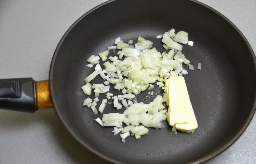 1. Этап. Французский горчичный соус: Мелко нарежьте лук и обжарьте на сливочном масле до мягкости.