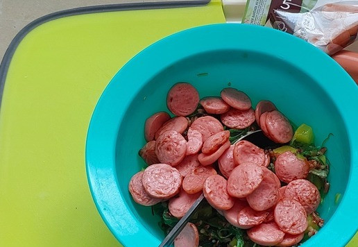 1. Этап. Салат Светофор с жареными сосисками: Последними вмешиваем сосиски. Заправлять салат и использовать специи не нужно: достаточно маринада чуки и редьки и специй в сосисках.