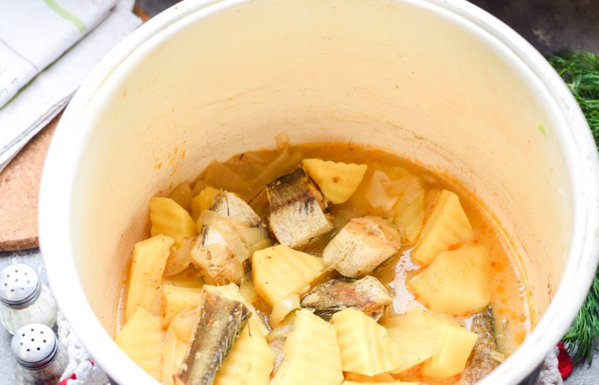 1. Этап. Хек с картошкой в мультиварке: Спустя время снимите пробу и подавайте блюдо к столу.