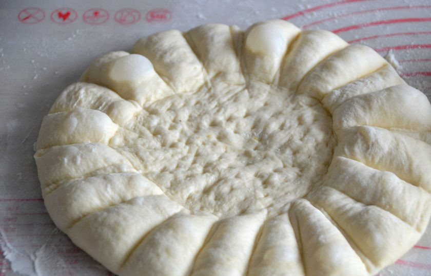 1. Этап. Лепешки Оби-нон: Можно нехитрым способом оформить узоры по ободку лепешки.