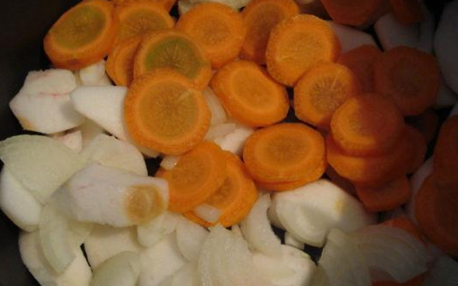 1. Этап. Индоутка в мультиварке: На дно чаши мультиварки кладем лук, морковь и яблоки.