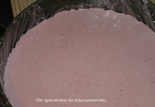 1. Этап. Торт Малиновая роскошь: Залейте сверху малиновым баварским муссом.