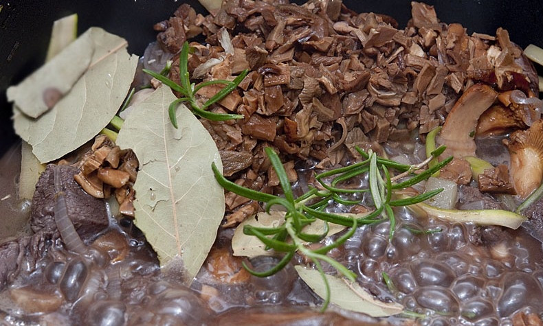 1. Этап. Мясной пирог под слоеным тестом: Добавляем специи и тушим на среднем огне до готовности мяса.