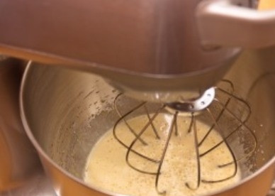 1. Этап. Кекс на ряженке: Все продукты для кексов должны быть комнатной температуры. Взбиваем миксером яйца с сахаром, добавляем ванильный сахар.