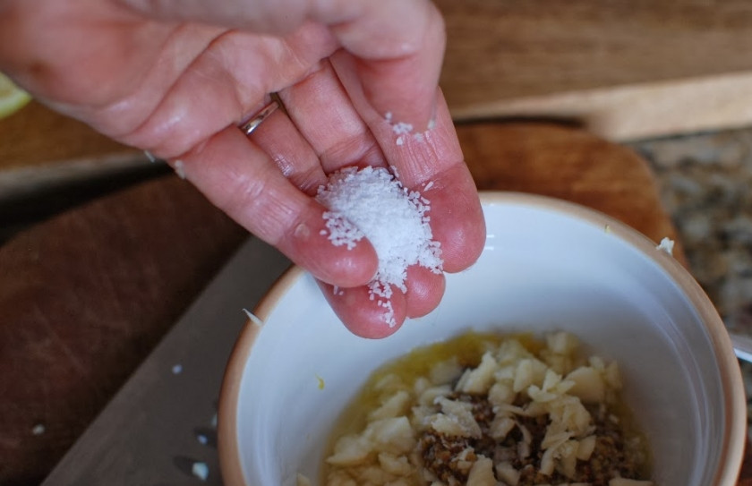 1. Этап. Курица запеченная в лимонном маринаде: Добавить мелко порезанный чеснок и соль с перцем.